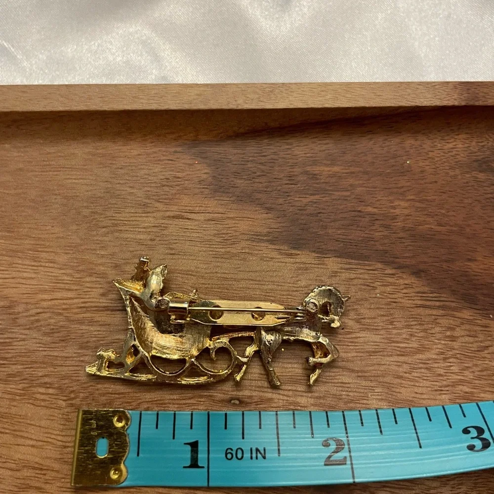 Vintage Gerry's Gold Tone Horse Drawn Sleigh Holiday Winter Brooch Christmas‎